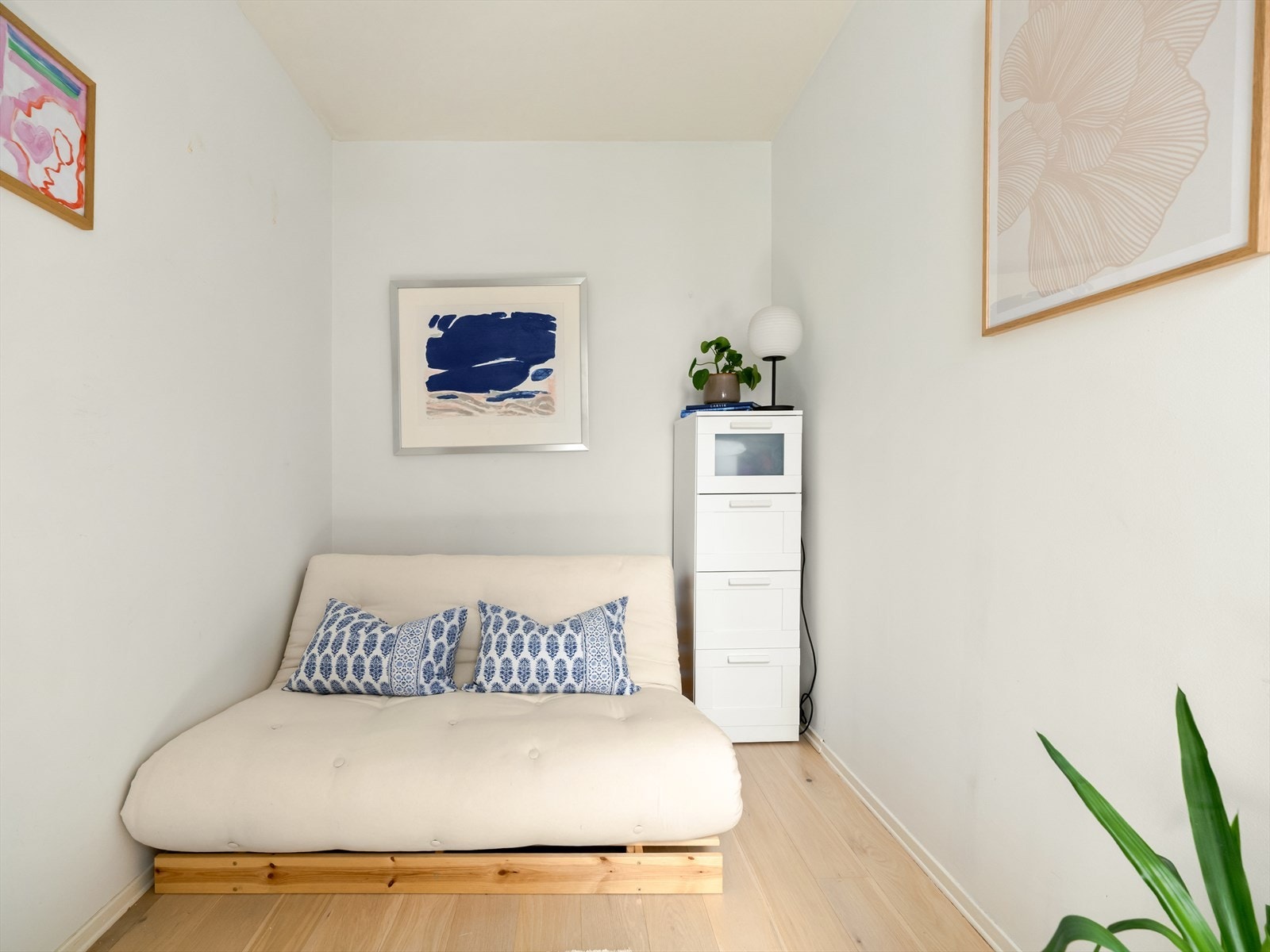 Det andre soverommet vender også mot gårdsrom og har en god størrelse med plass til dobbeltseng og garderobe etter behov. Galleribilde