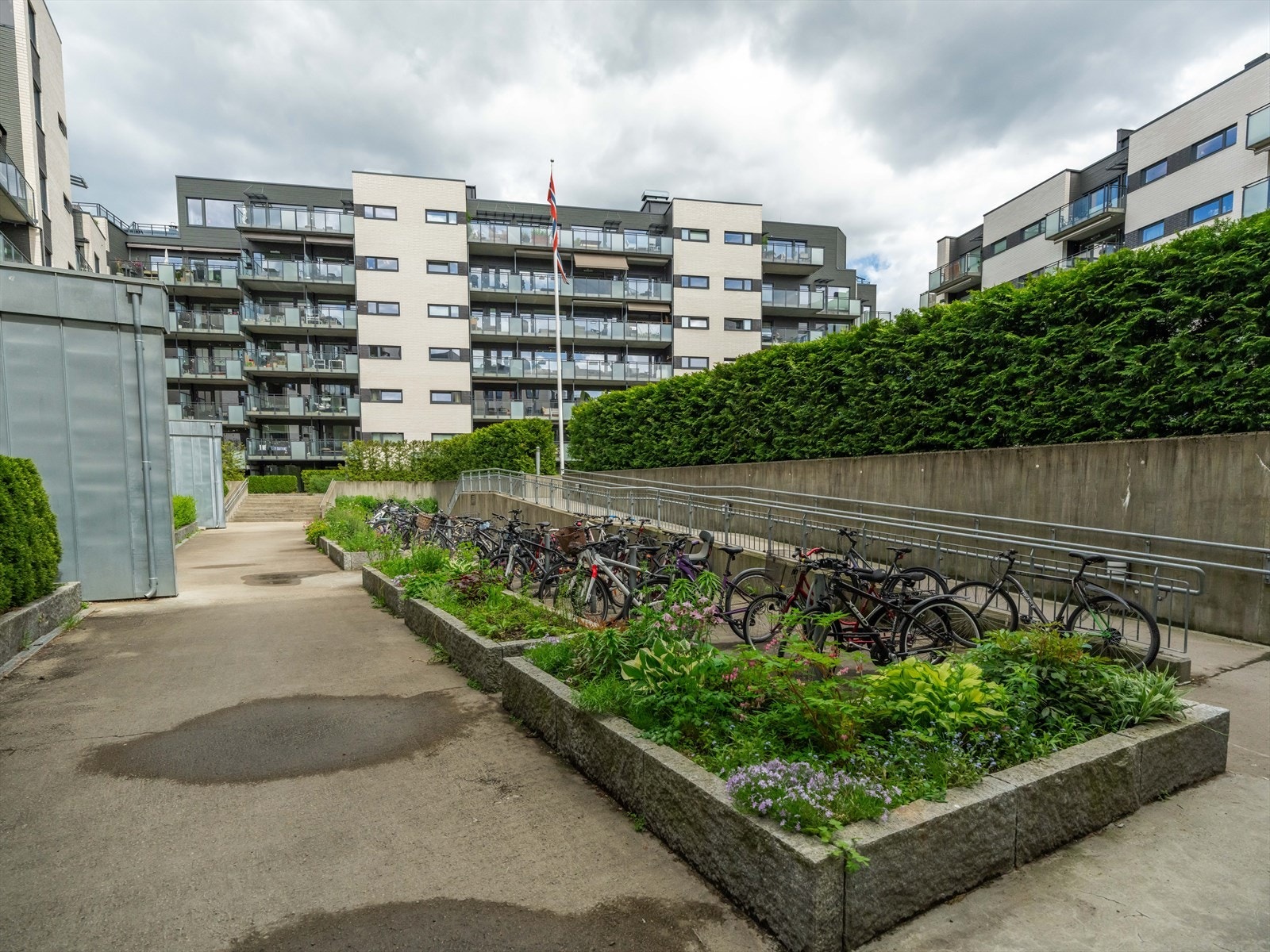 Pent opparbeidet eiet tomt med store grøntarealer og asfalterte stier. Flere lekeapparater for de minste og eller sittegrupper og sykkelparkering. Galleribilde