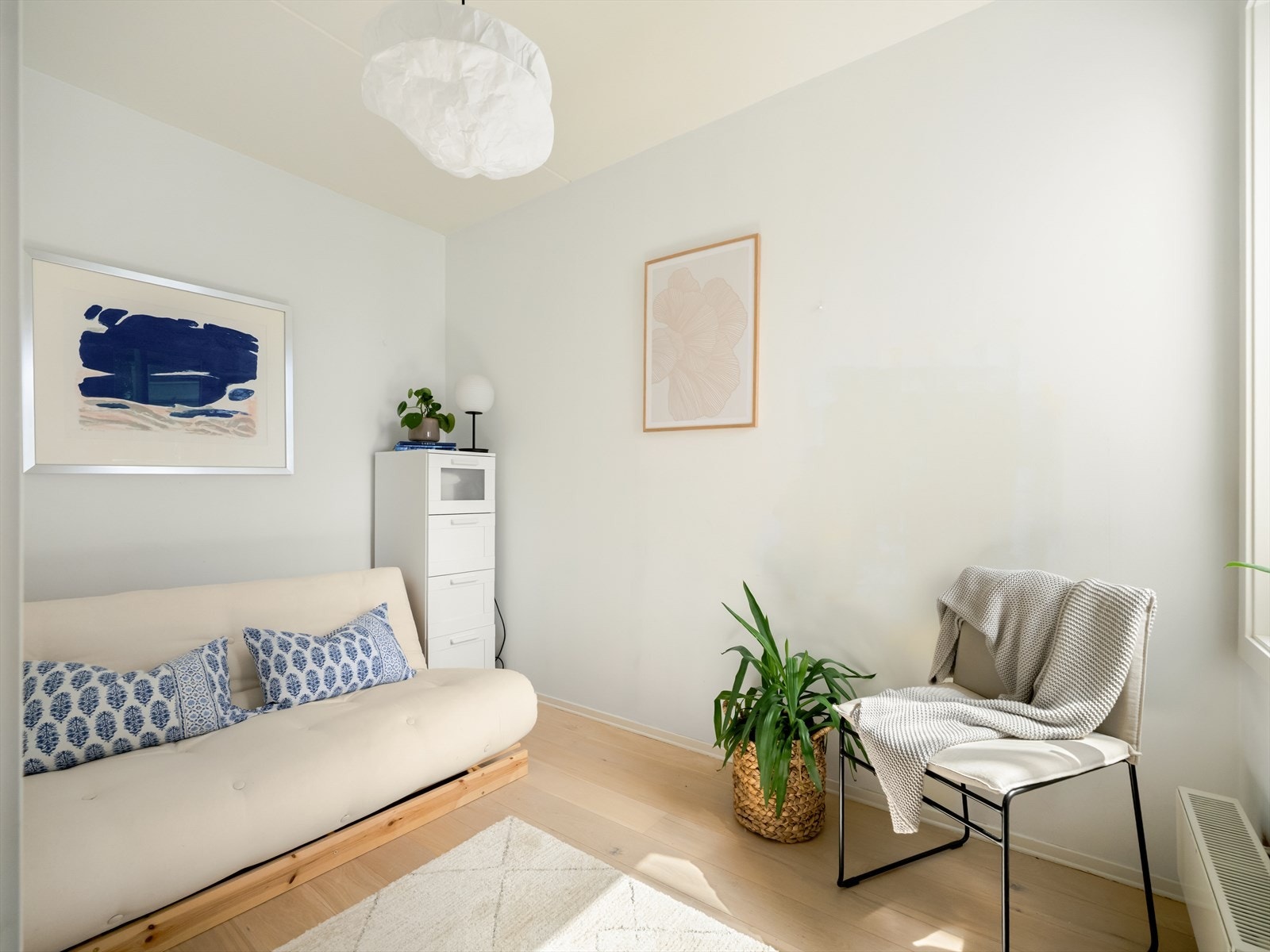 Begge soverommene ligger praktisk plassert på hver sin side av stuen, noe som gir fleksibilitet og privatliv. Galleribilde