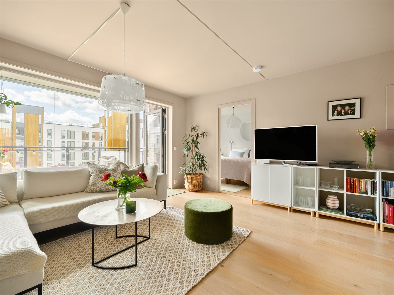 De lyse, slipte gulvene går igjen gjennom hele leiligheten, og veggene er malt i tidløse, harmoniske farger. Galleribilde