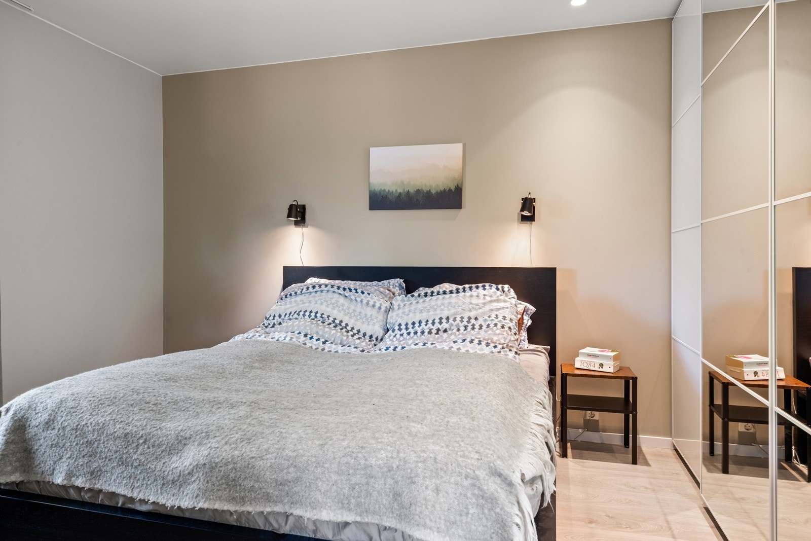 Hovedsoverommet er av god størrelse og har plass til dobbeltseng og nattbord. Det er skyvedørsgarderobe hvorav deler av frontene er speilfronter. Galleribilde