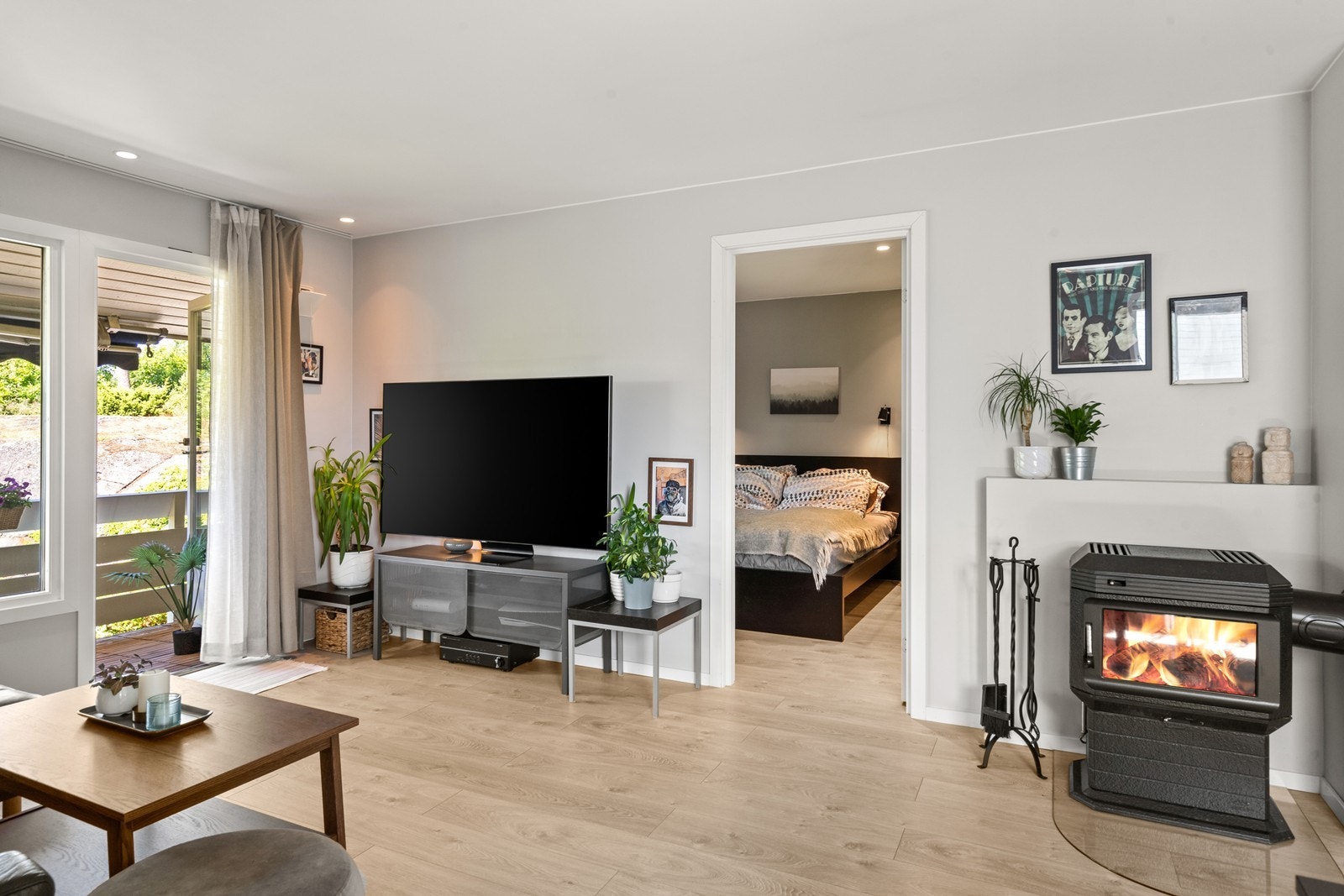 Stuen er lys og har behagelige fargetoner. Det er peisovn som gir god og lun varme på kalde dager. Galleribilde