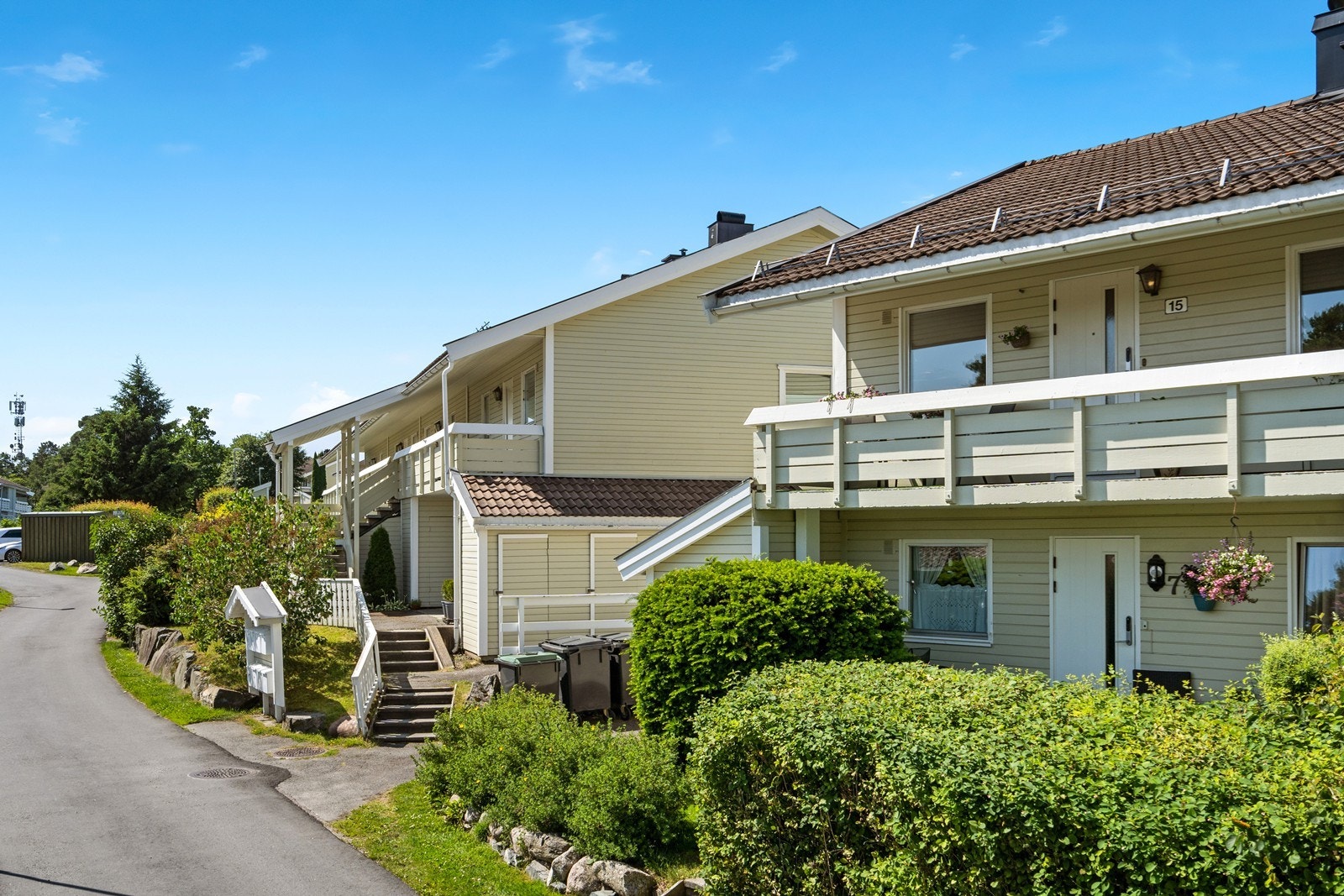 Leiligheten ligger i 2. etasje i et veletablert boligområde. Galleribilde