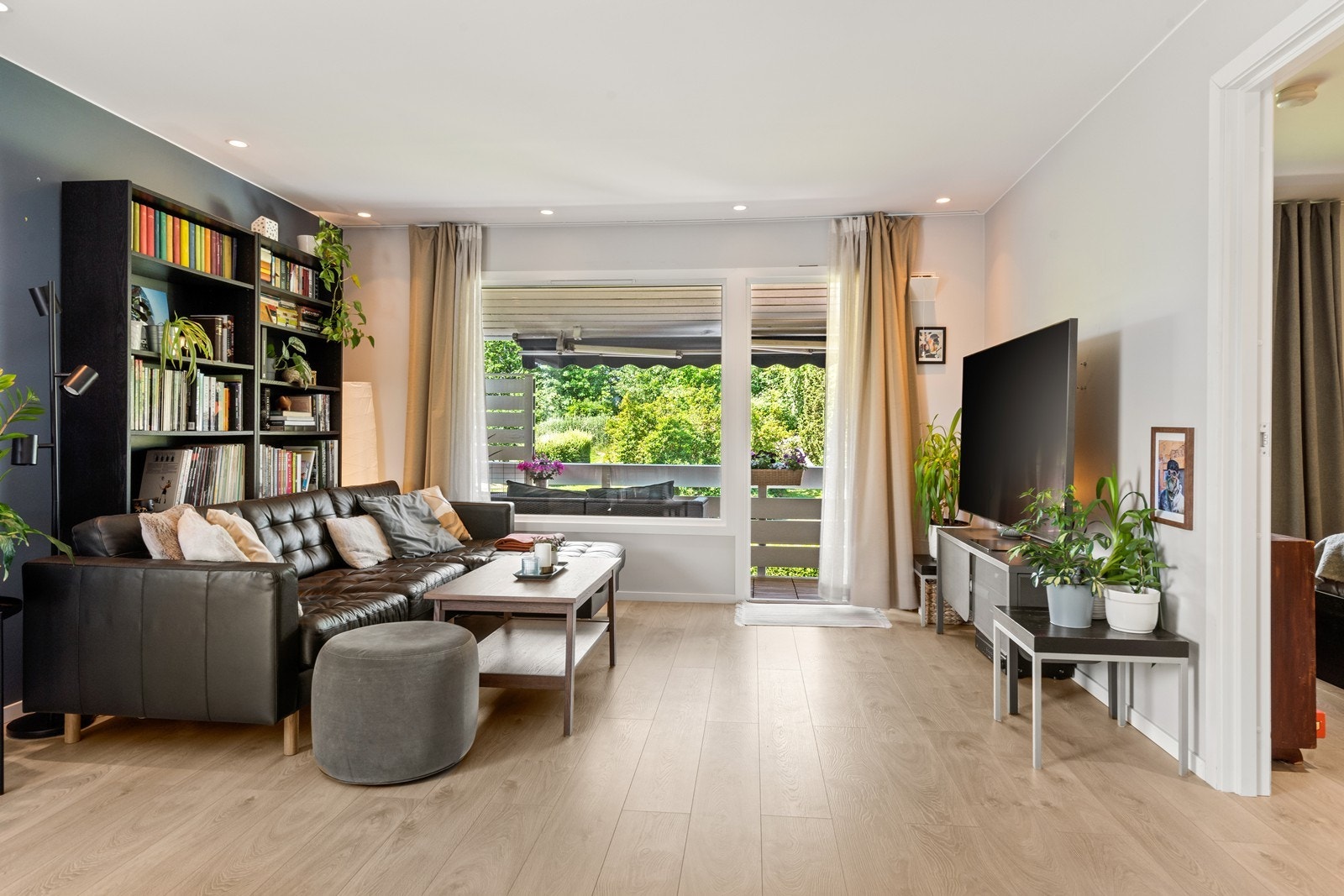Stuen har plass til sofa og mediemøblement. Det er utgang til overbygget balkong som i tillegg har markise. Galleribilde