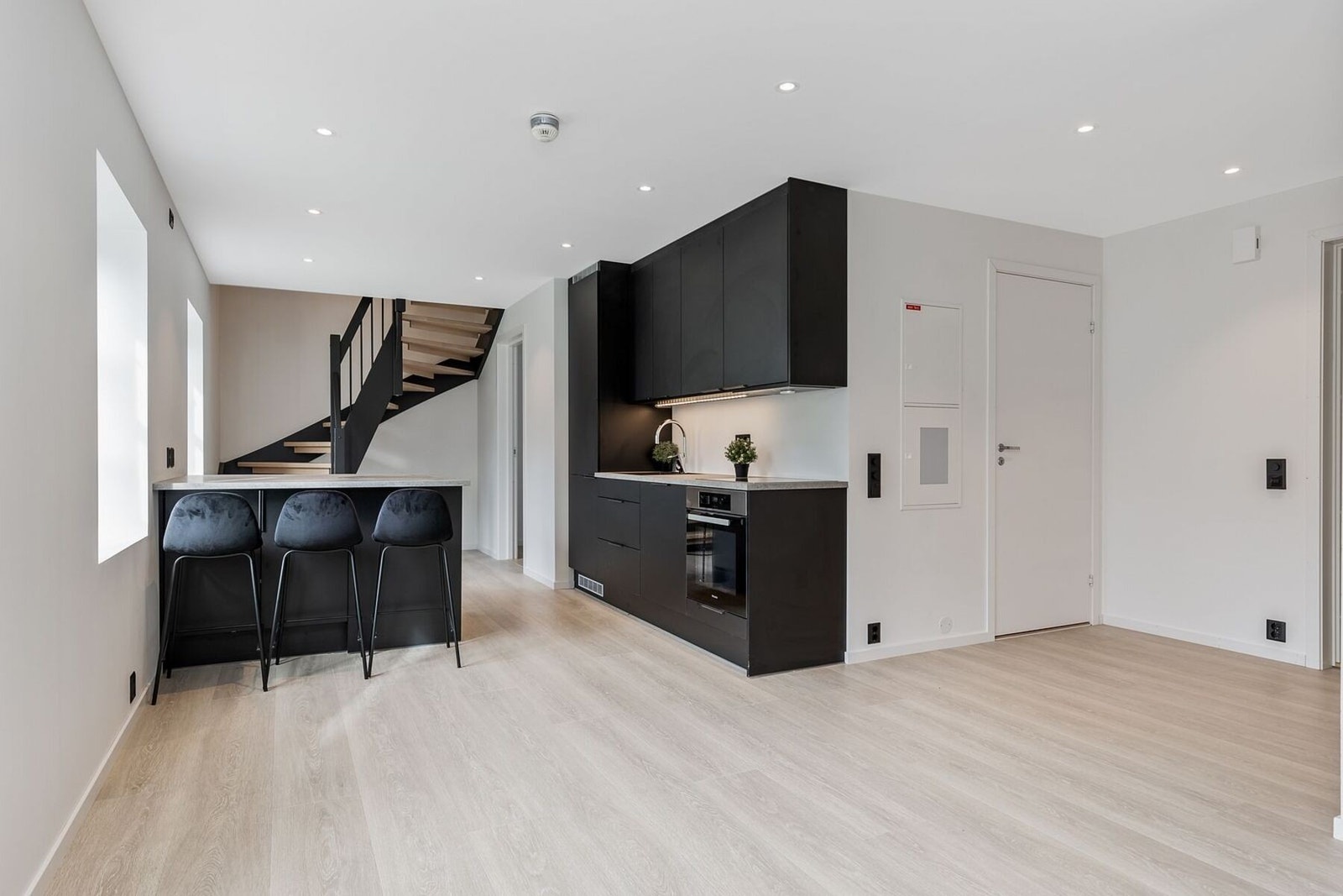 Trappen fra kjøkkenet i første etasje fører opp til loftsetasjen. Trappen var ny i 2021/2022. Kjøkkenet er fra JKE Design. Galleribilde