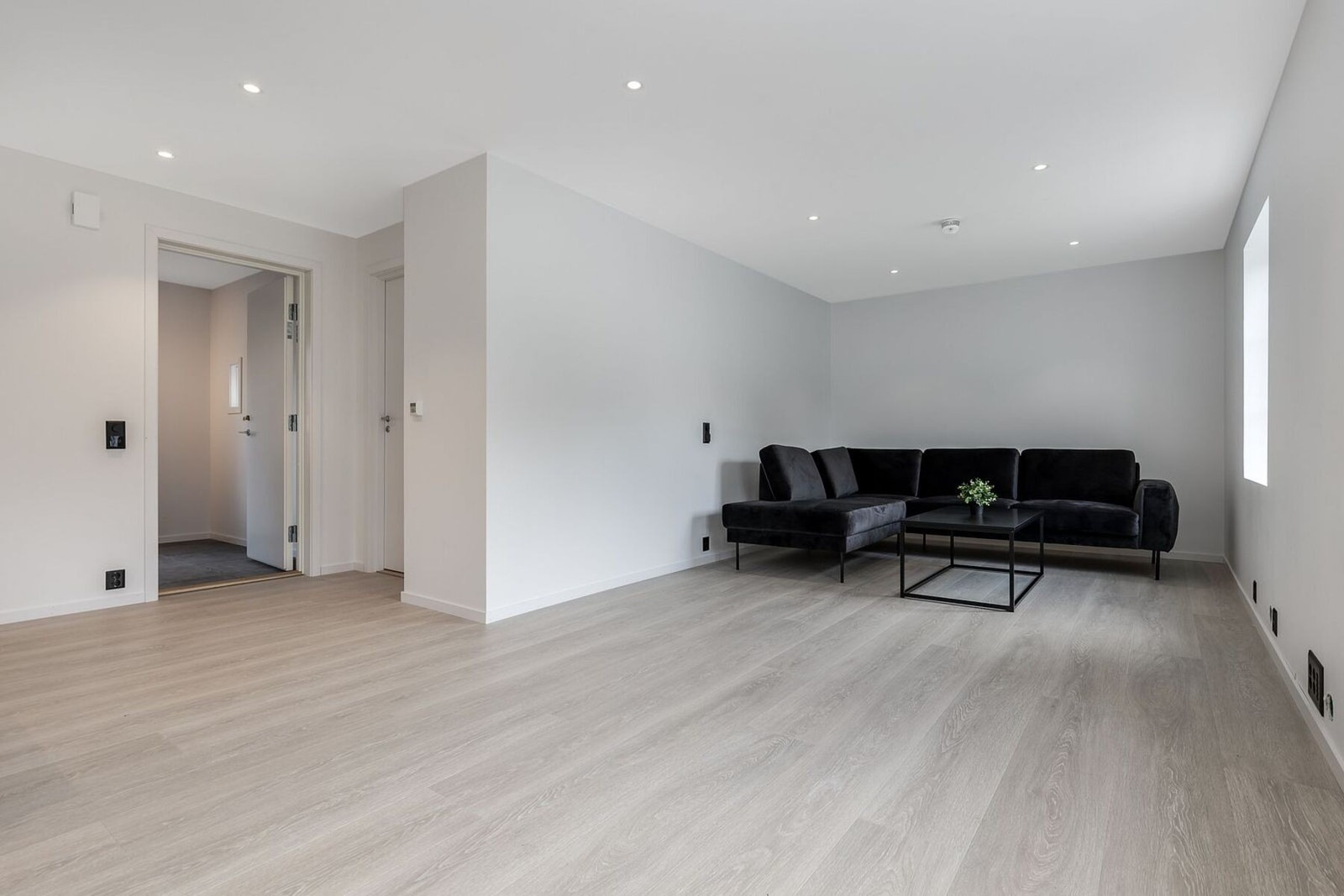 Fra felles trappegang er det inngang til leilighetens entré i andre etasje. Galleribilde