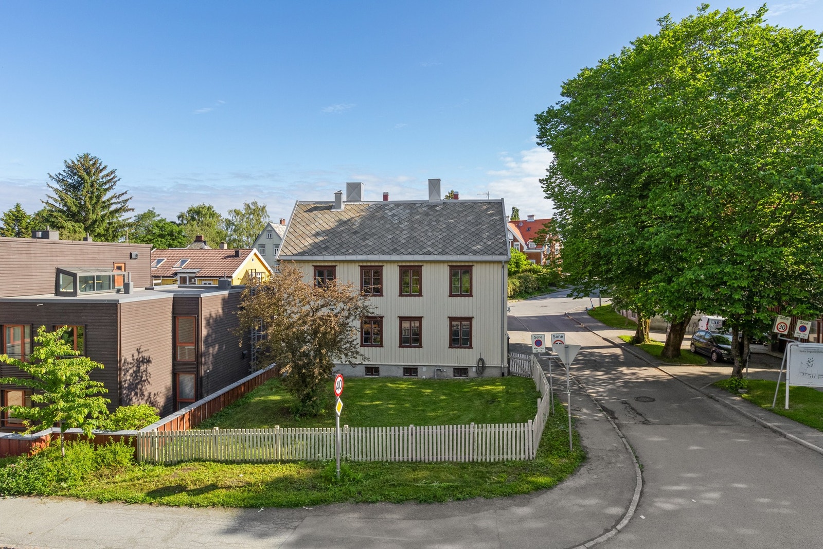 Boligen ble renovert innvendig i 20/21. I tillegg ble alt elektrisk opplegg og røropplegg skiftet. Taket er tekket om og det er lagt nytt undertak. Galleribilde