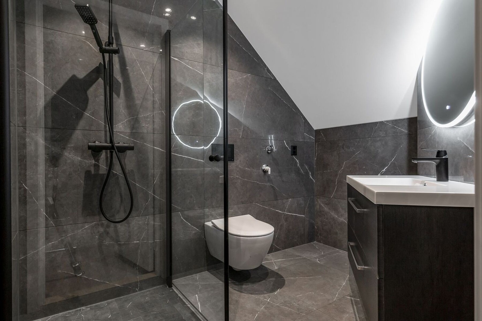 Boligen har to stilrene og moderne bad. Det er varmekabler i gulvet, downlights i himling og mekanisk avtrekk. Galleribilde