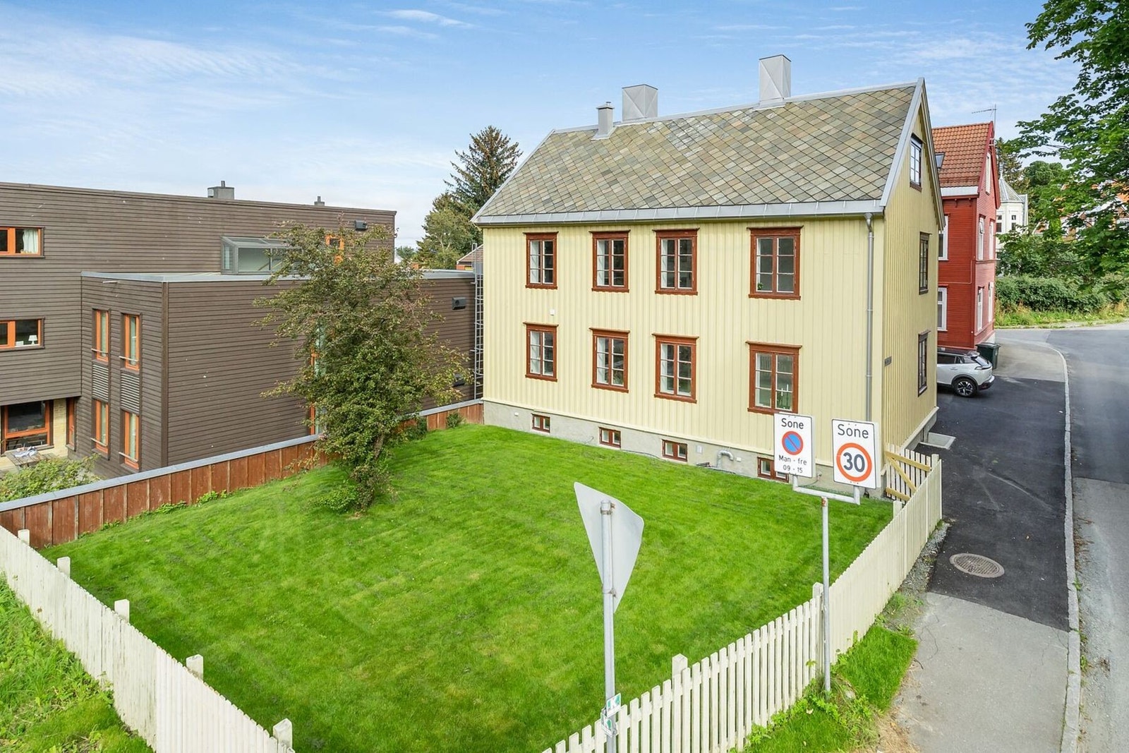 Dette er en fresh leilighet over to plan i et hus med mye sjel og moderne standard. Galleribilde