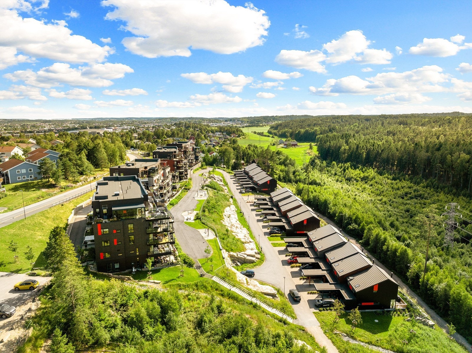 Umiddelbar nærhet til marka innebærer enkel tilgang til omfangsrike turområder, lysløype og preparerte skispor. Galleribilde