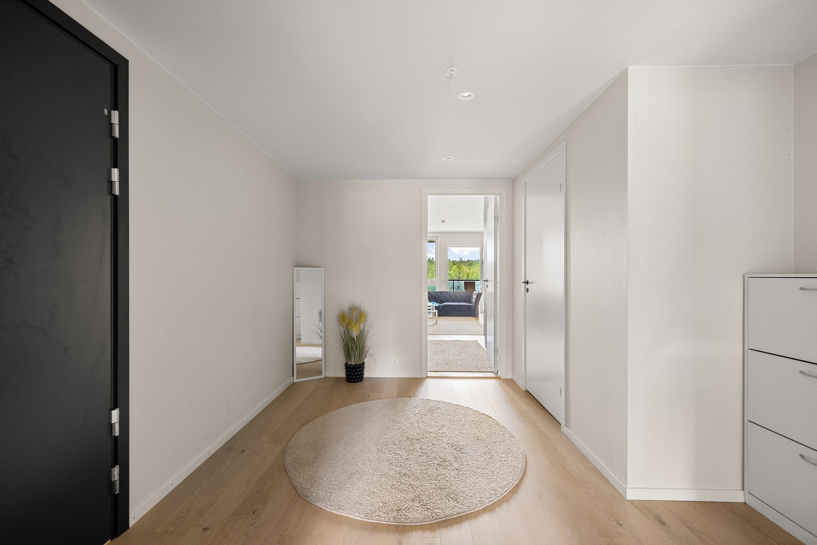 I den romslige entreen er det både gulvvarme og plass til flere oppbevaringsmøbler. Galleribilde