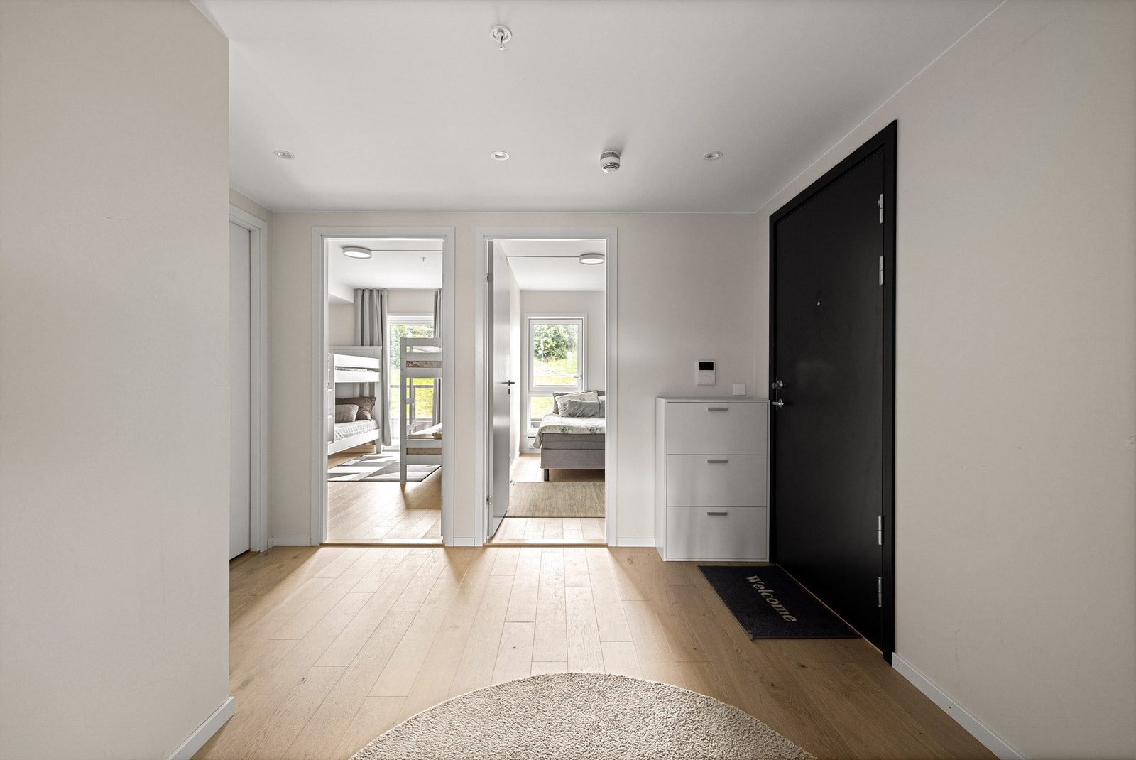 Soverommene er samlet på motsatt side av entreen i forhold til stuen. Det er også mulig å lukke av entreen mot stuen. Galleribilde