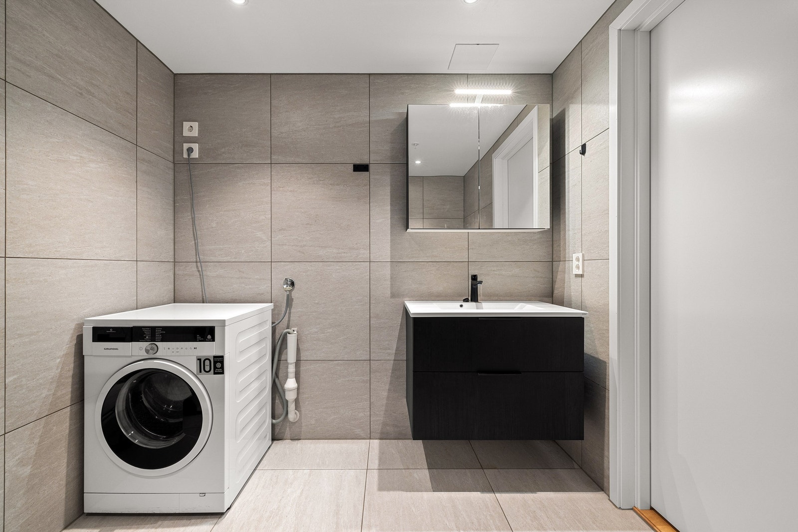 Vaskemaskin og tørketrommel kan plasseres side om side. Galleribilde