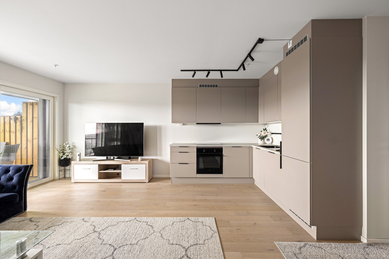 Leiligheten er oppført med moderne standard og gulvvarme i flere rom, stuen inkludert. Galleribilde