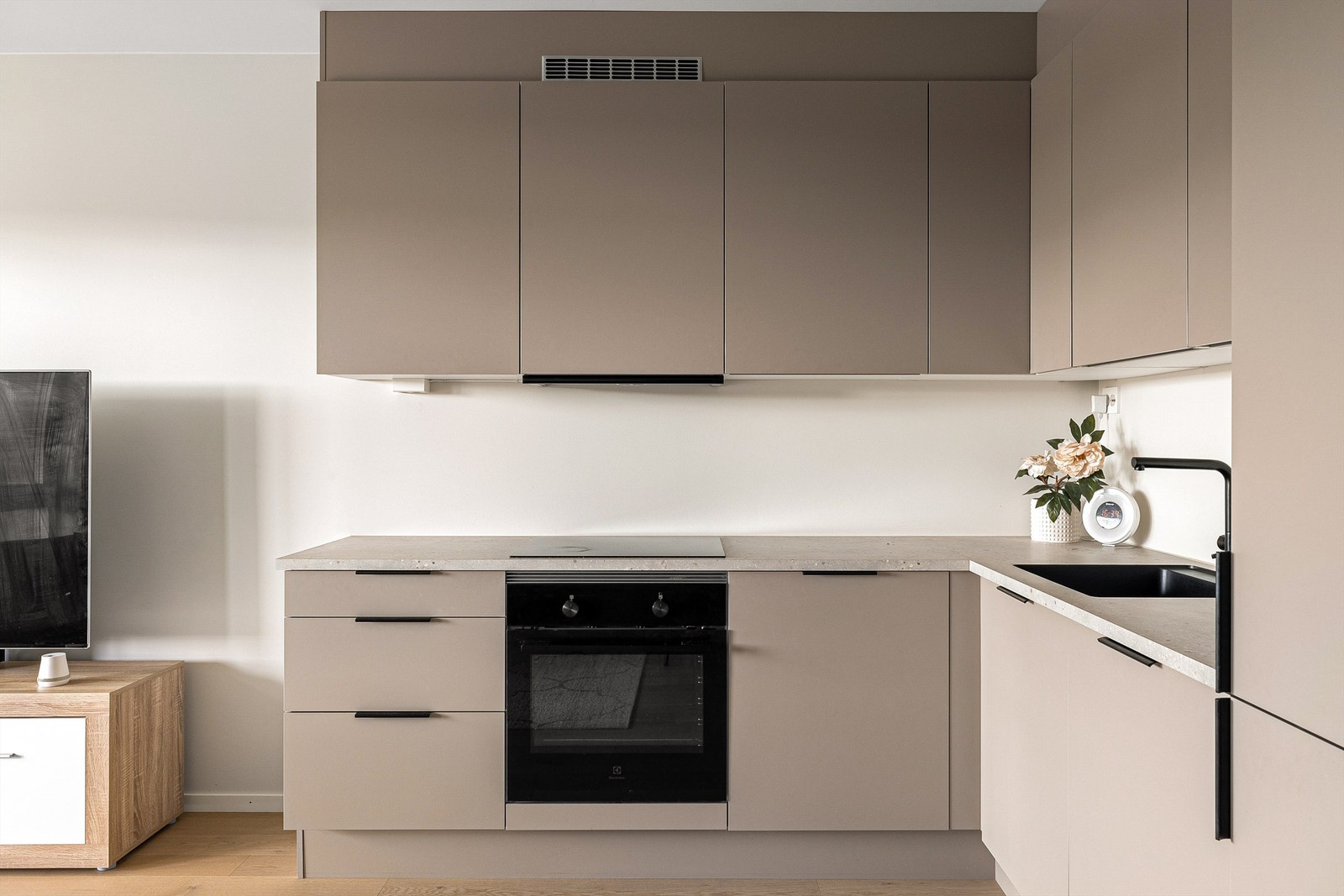 Kjøkkeninnredningen er en stilsikker løsning fra HTH. Galleribilde