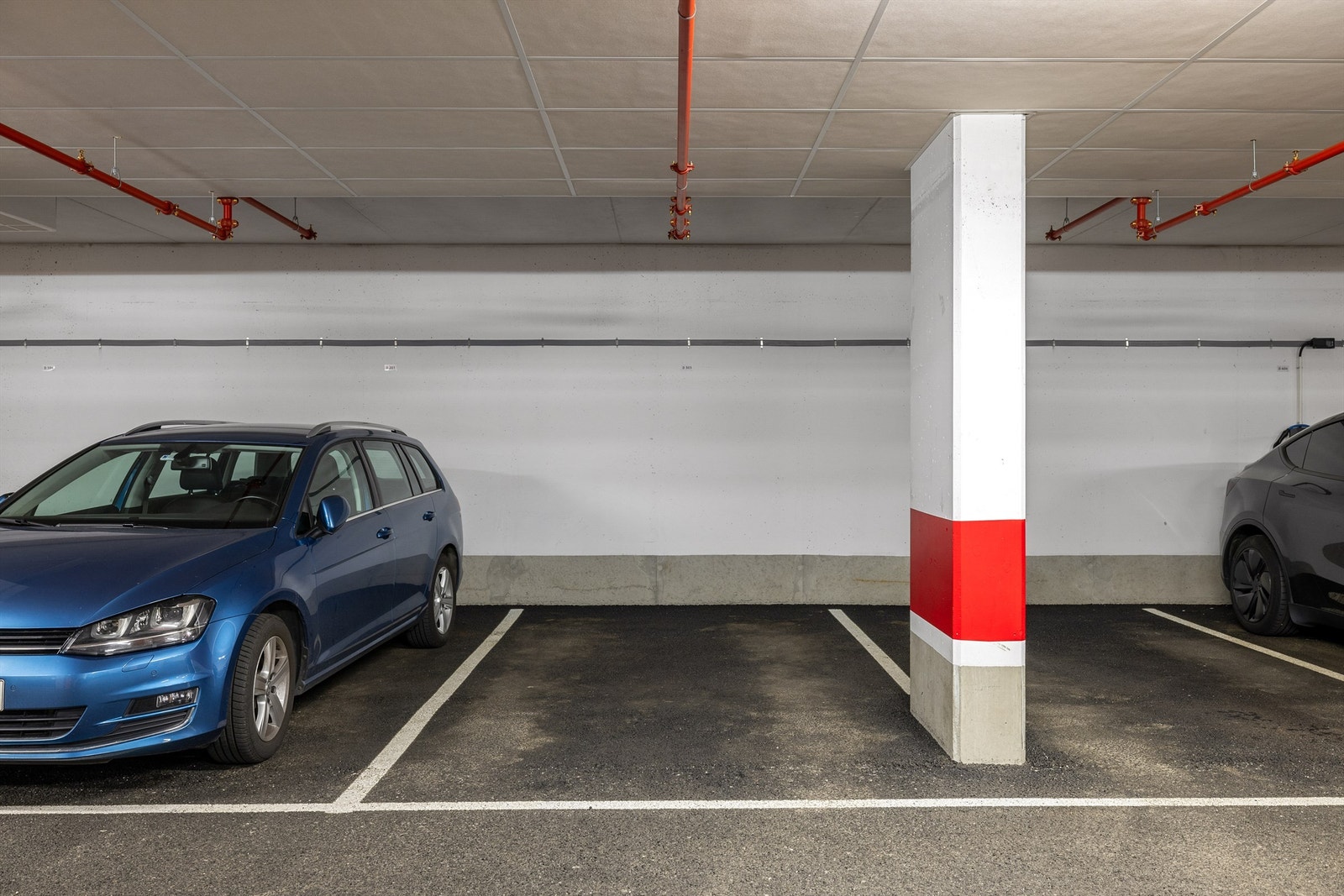 I garasjeanlegget disponerer leiligheten biloppstillingsplass rett utenfor heisgangen. Galleribilde