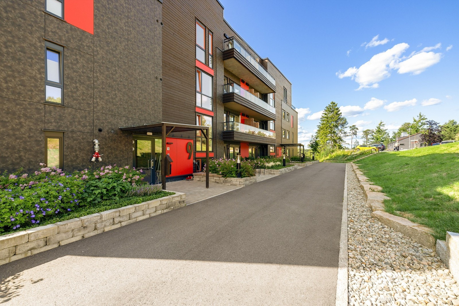 Hovedinngangen har calling-anlegg som betjenes fra leiligheten, én etasje over. Galleribilde