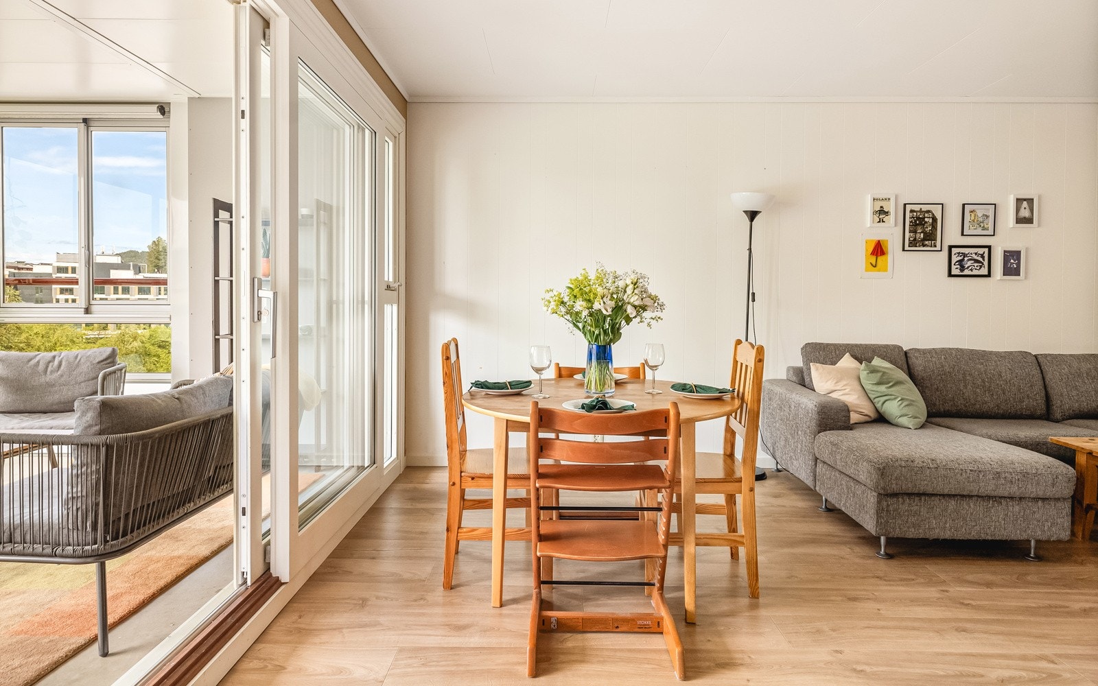 Balkongen er en flott forlengelse av stuen med stor glass skyvedør. Galleribilde