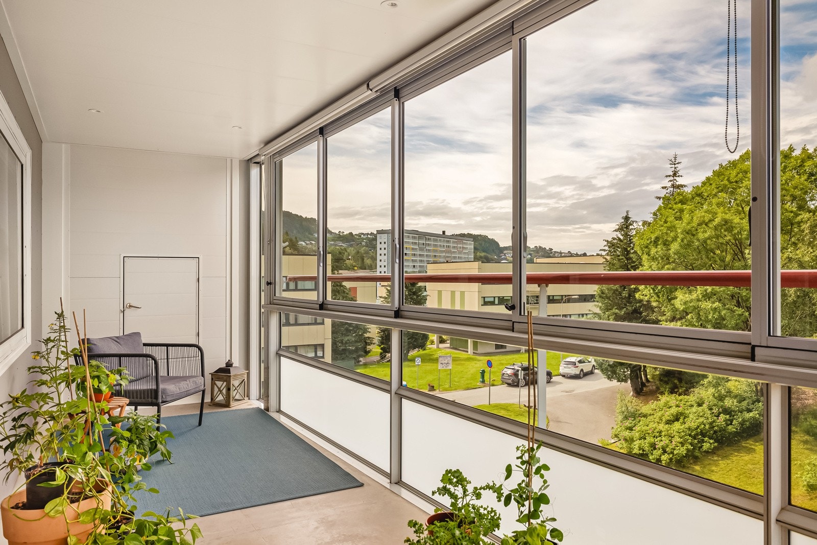 Fra stuen er det utgang til stor innglasset balkong på hele 19 kvm. Galleribilde