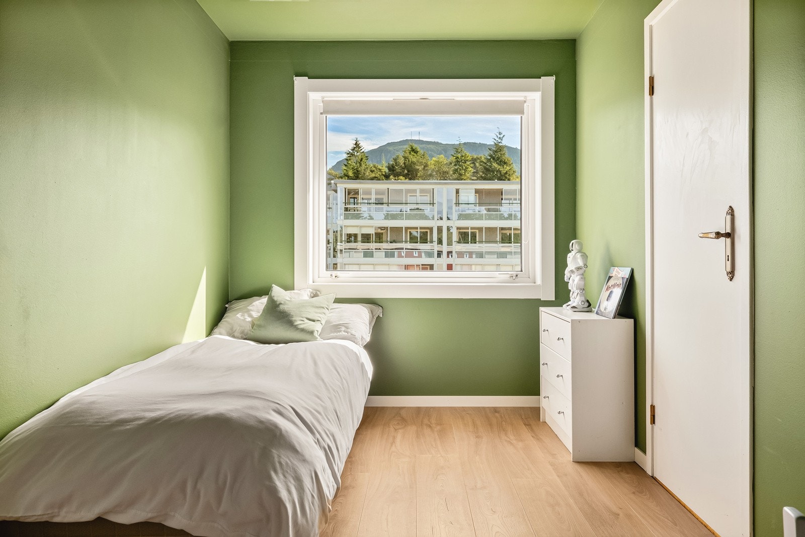 Soverom nr 2 har også godt med plass til seng, nattbord og garderobeløsning. Fra dette rommet har du også adkomst til en liten bod som både kan benyttes som kontor eller walk in garderobe. Galleribilde
