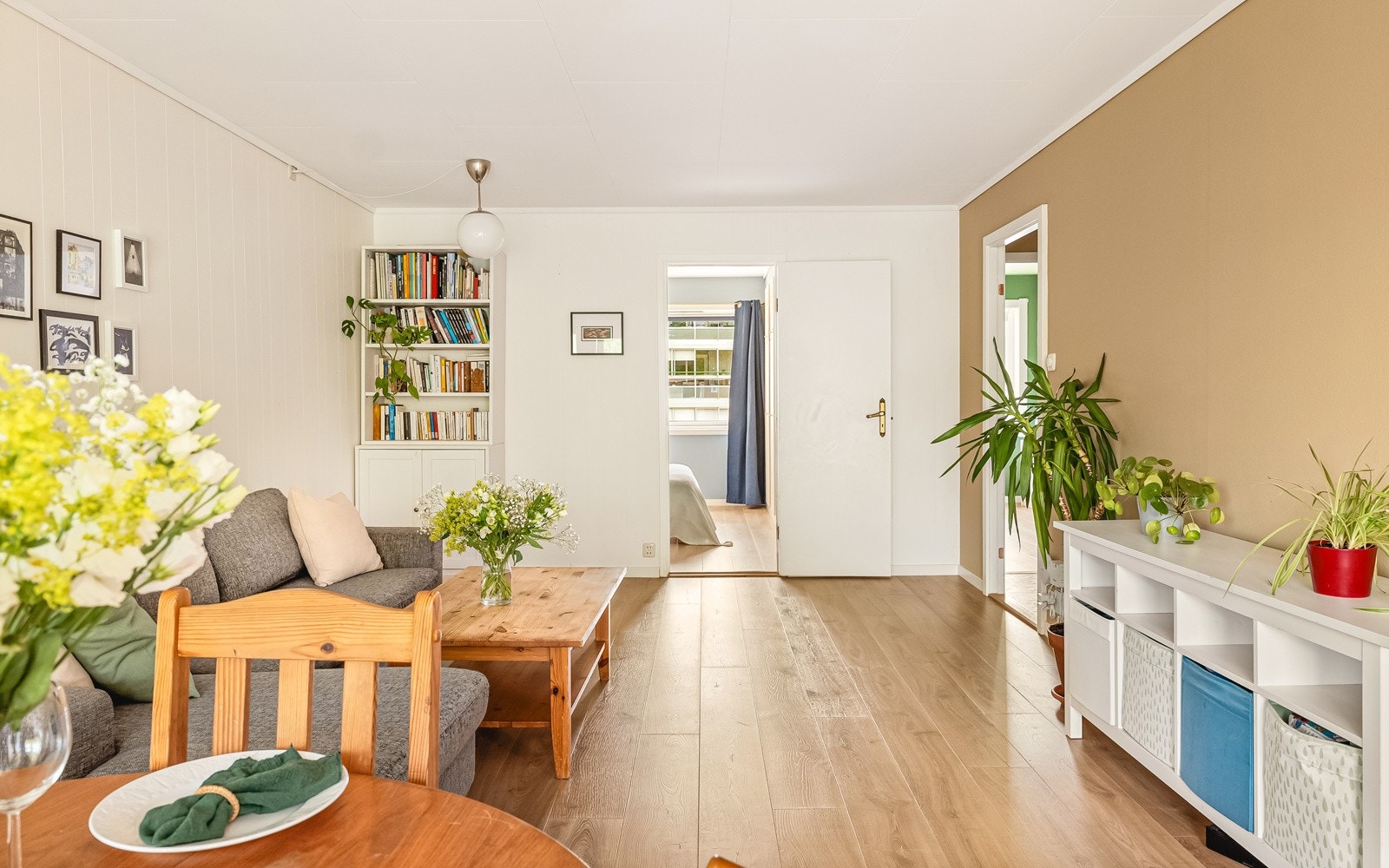 Stue er hele 25 kvm med nymalt vegg i lun og moderne farge. Galleribilde