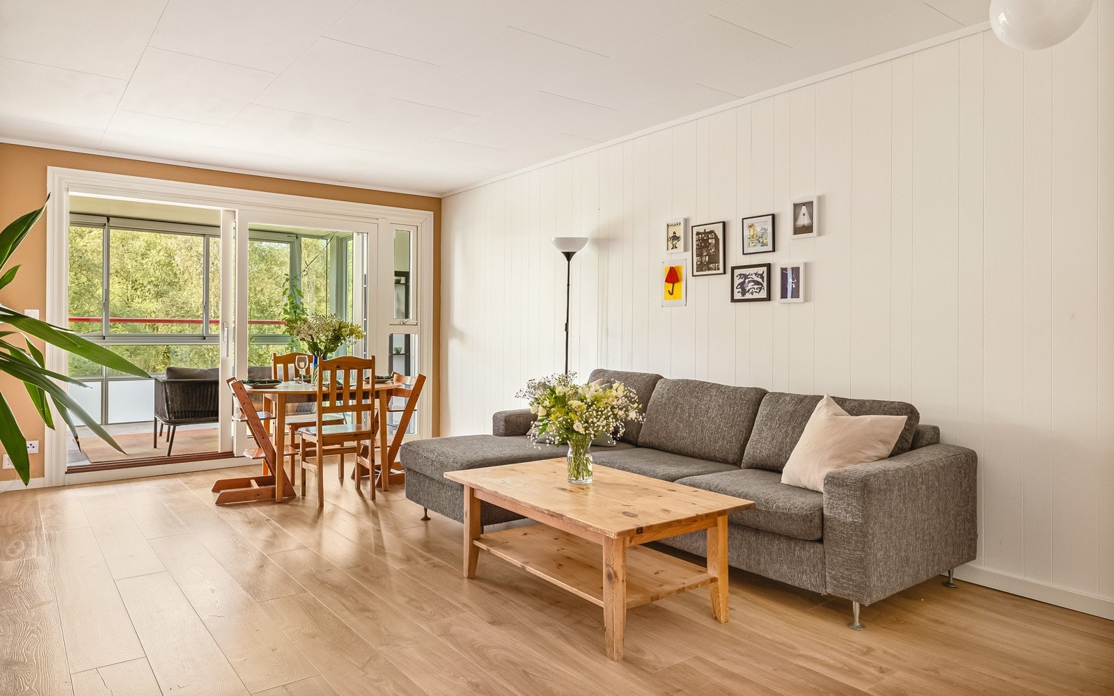 Stuen er rektangelformet med god plass til både sofa- og spisegruppe. Galleribilde