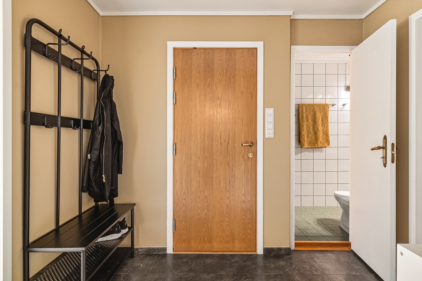 Velkommen inn, første møte med leiligheten er en romslig entre/gang med god plass til både sko og yttertøy. Galleribilde