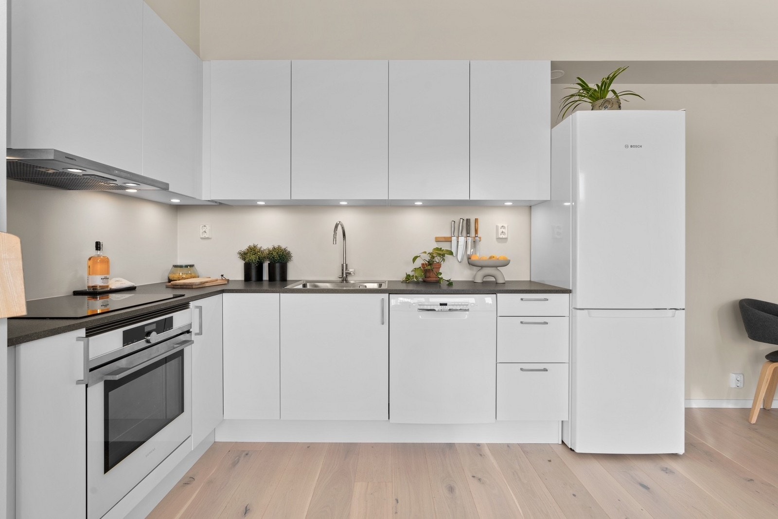 Flott kjøkken med hvitevarer som medfølger. Galleribilde