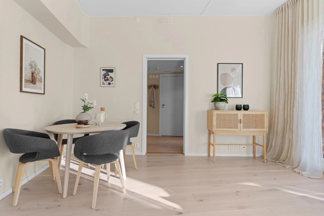 Oppvarming, varmtvann og kabel-TV er inkludert i husleien. Galleribilde