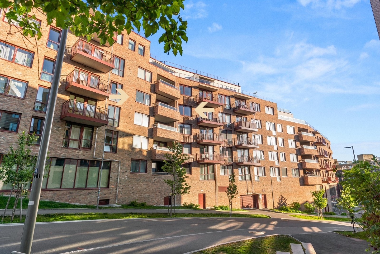 Boligen ligger høyt og fritt i byggets 4.etg med heisadkomst. Ta kontakt om en visning. Galleribilde