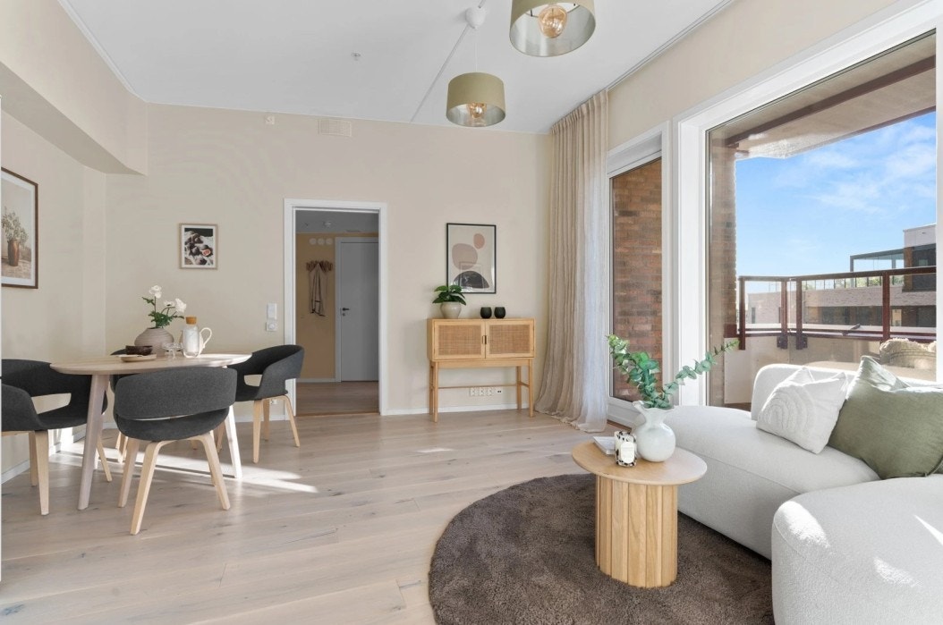 Gode møbleringingsmuligheter i stuen med naturlig spise- og sofasone. Galleribilde