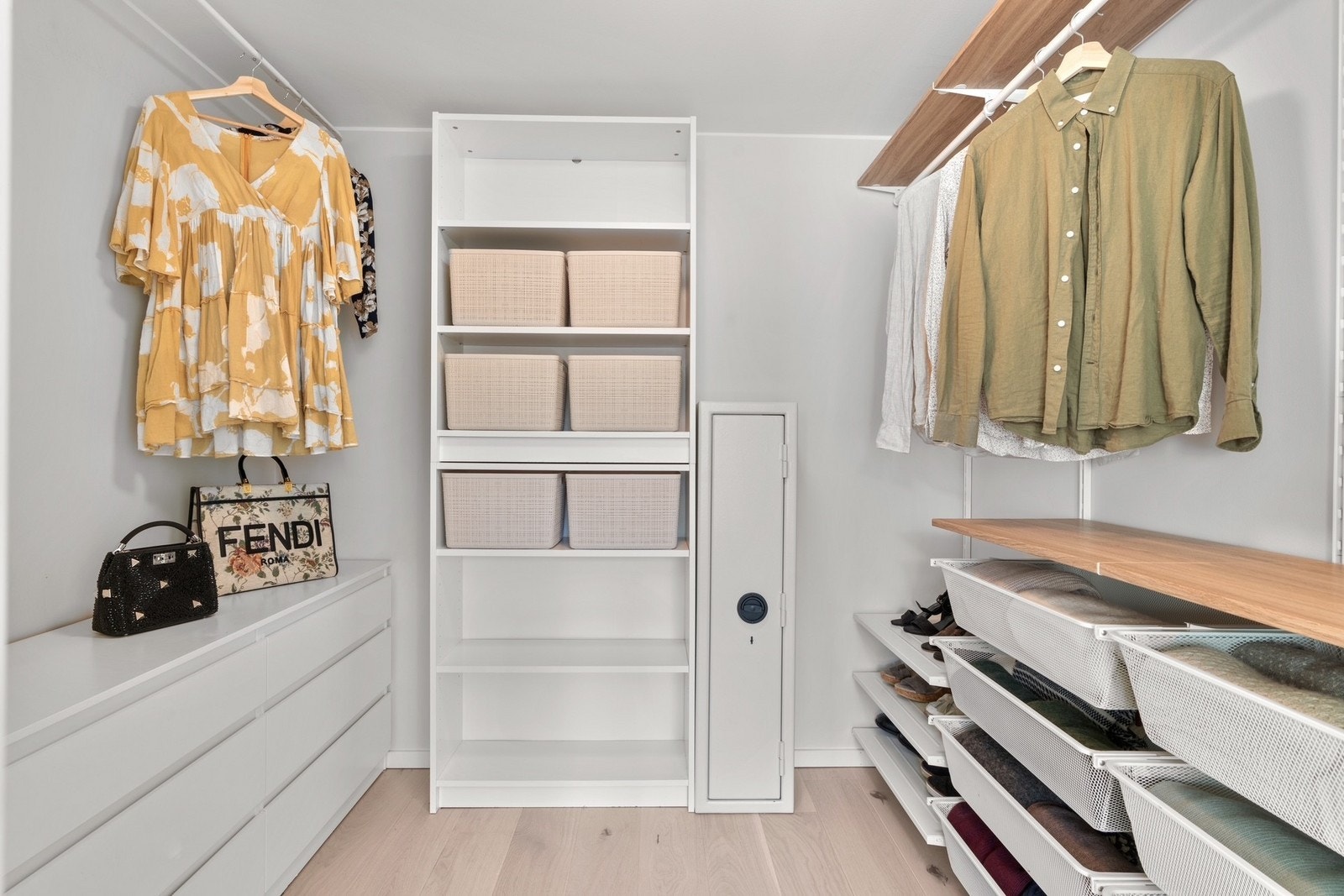 Tilknyttet rommet har du en walk-in garderobe med god oppbevaringsplass. Galleribilde