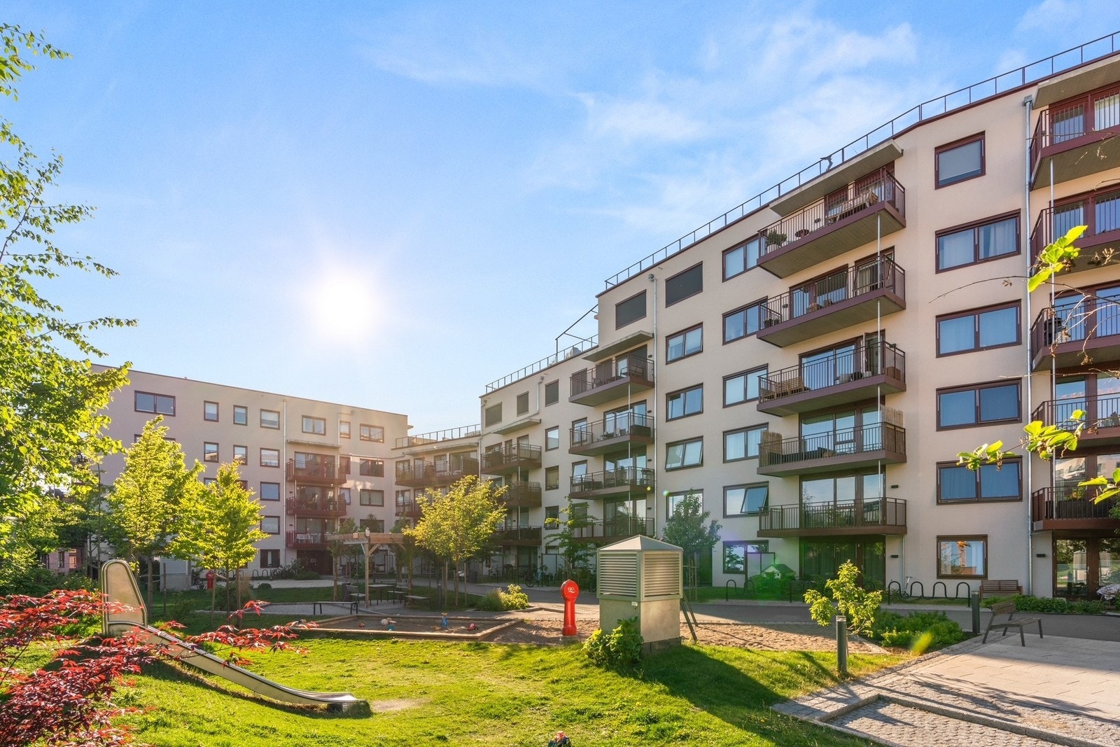 Hyggelig felles bakgård med lekeplass. Galleribilde