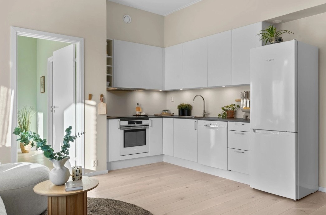 Det er rikelig med benke- og skapplass på kjøkkenet. Galleribilde