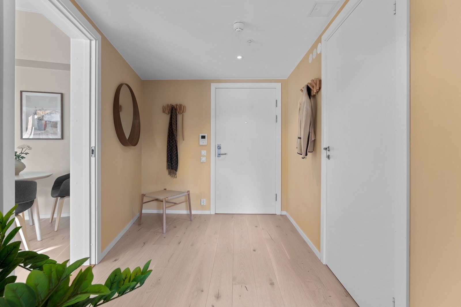 Romslig entré hvor det er god plass til å henge fra seg yttertøy og til å sette fra seg sko. Galleribilde