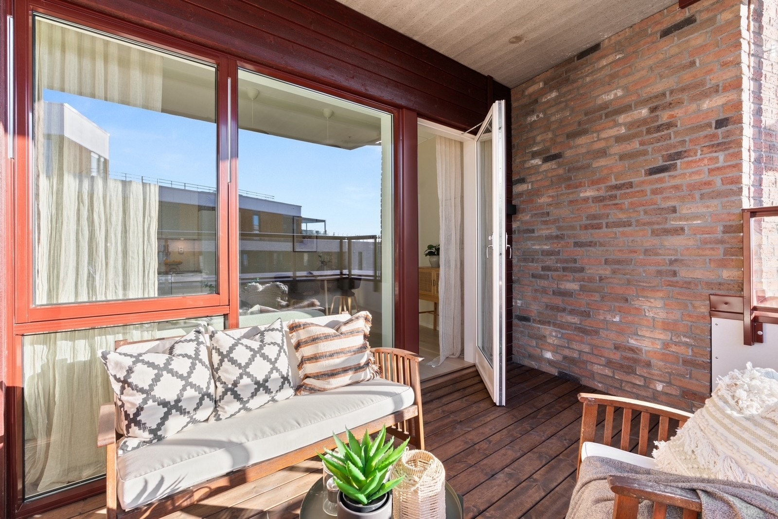 Romslig balkong på 9 kvm med flotte lysforhold og utsikt. Galleribilde