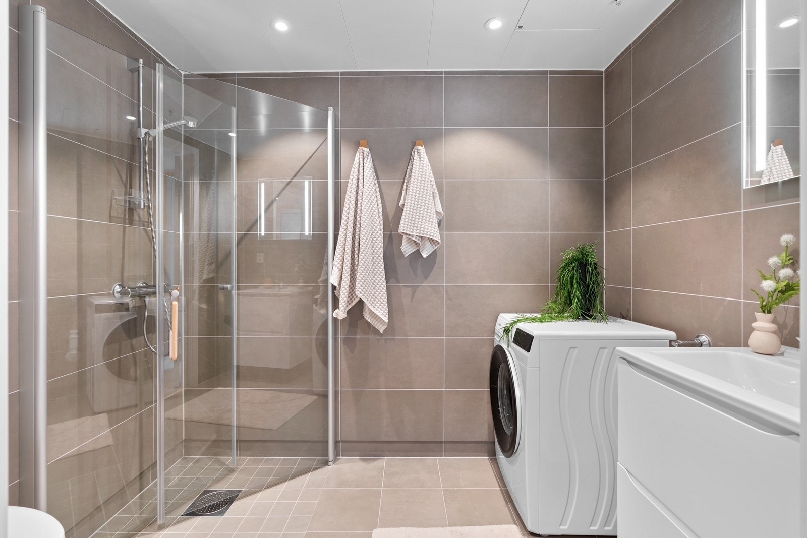 Flislagt bad med varmekabler og vaskemaskin. Galleribilde