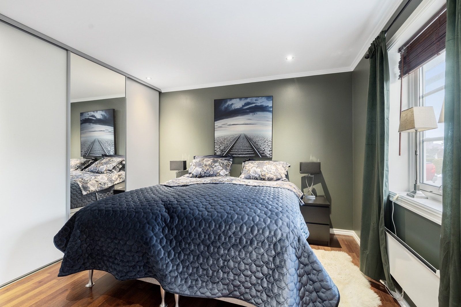 Soverom 1.etg var opprinnelig tegnet inn som garasje. Ikke godkjent til varig opphold. Galleribilde