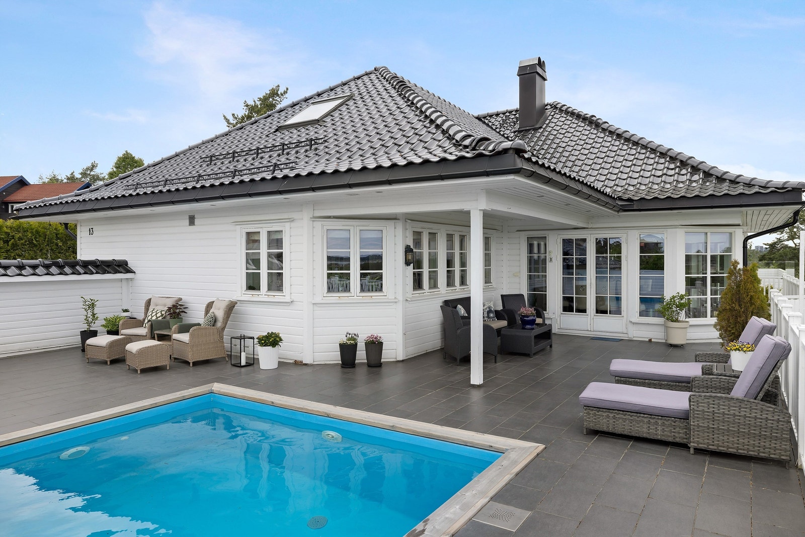 Flott uteareal med svømmebasseng, flere forskjellige sitteplasser, godt med sol og ikke minst utsikt. Galleribilde