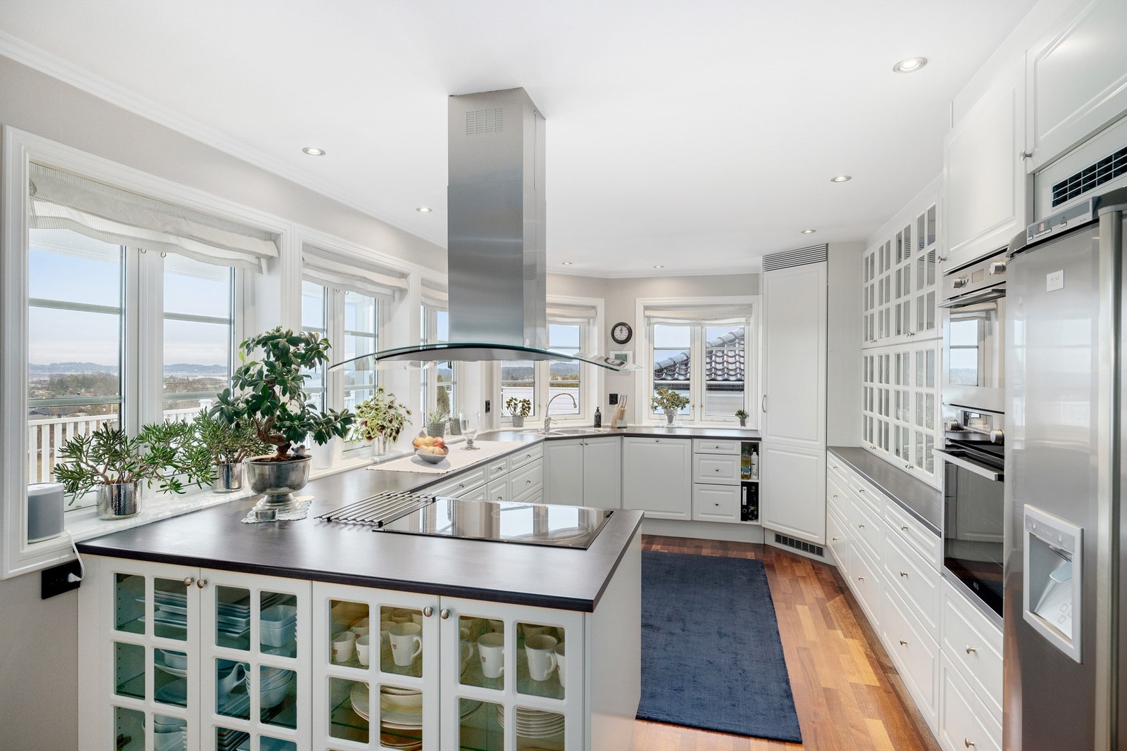 Tidløst kjøkken med mye skap og benkeplass Galleribilde