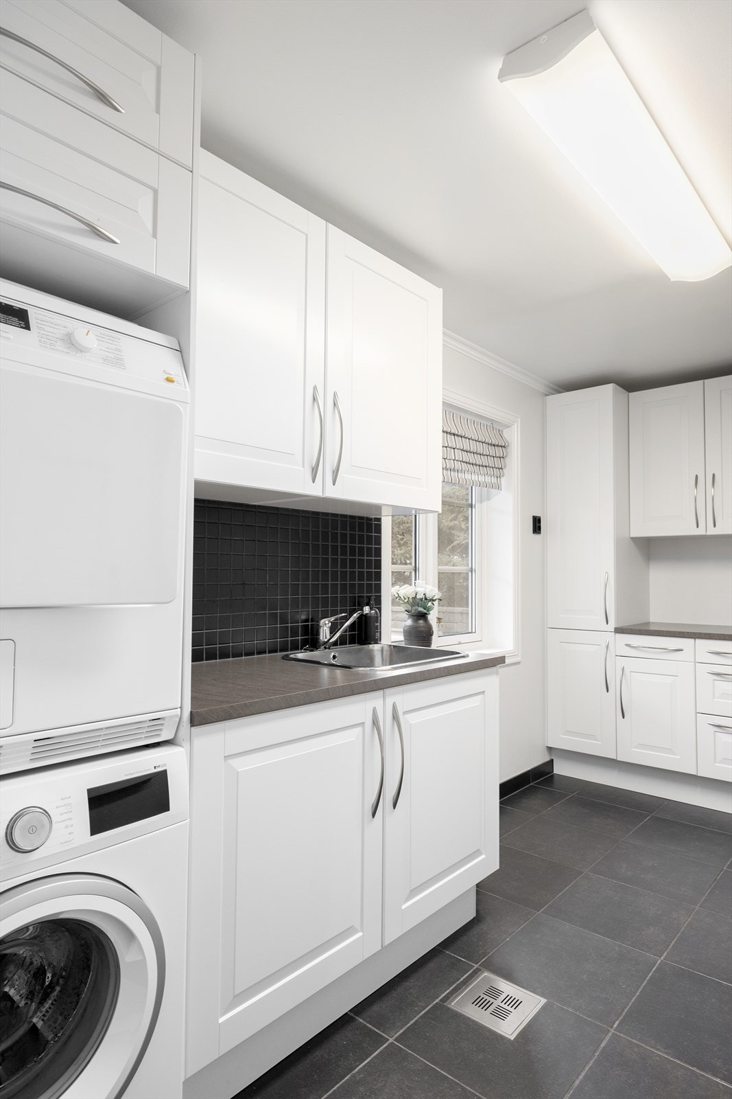 Praktisk og lyst vaskerom Galleribilde