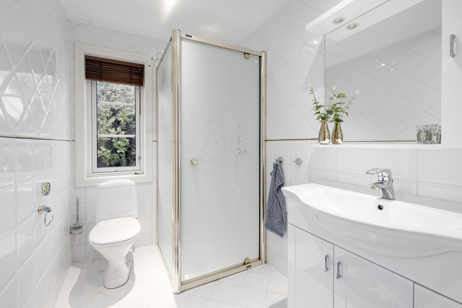 Pent flislagt bad Galleribilde