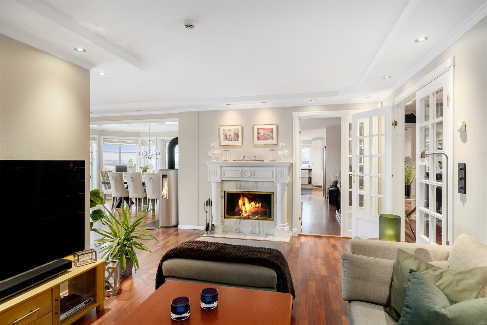 Tv-stue med lune farger og flott peis Galleribilde