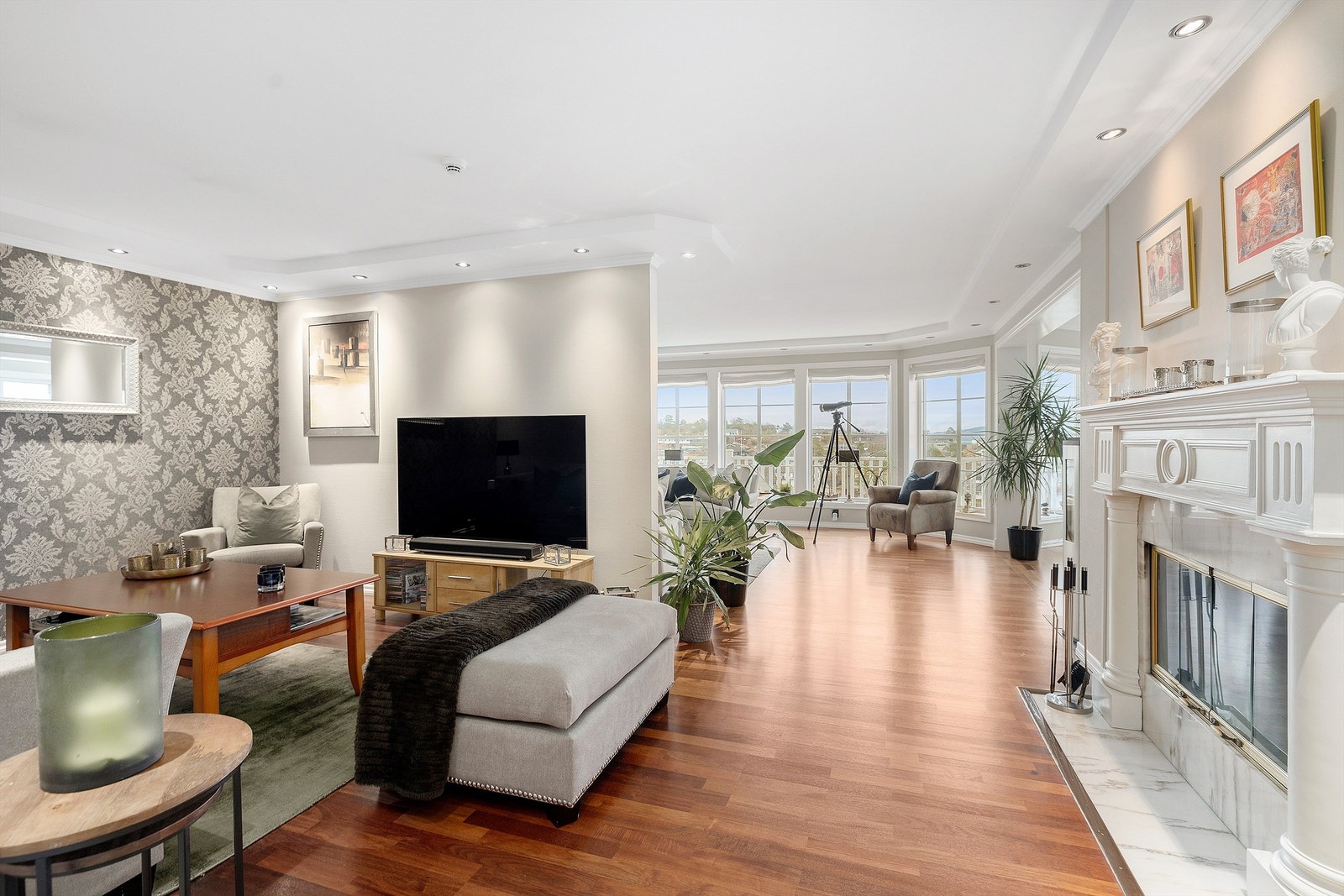 Stuen er delt i en egen tv-avdeling og salongavdeling Galleribilde