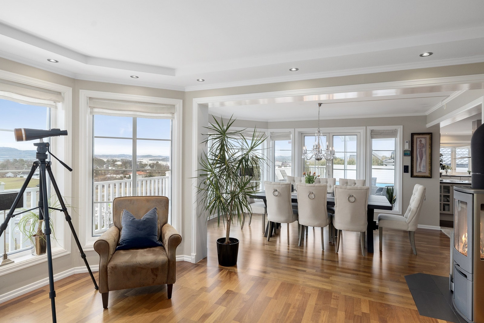 Stuen er innredet i lyse farger og har rikelig med vinduer Galleribilde