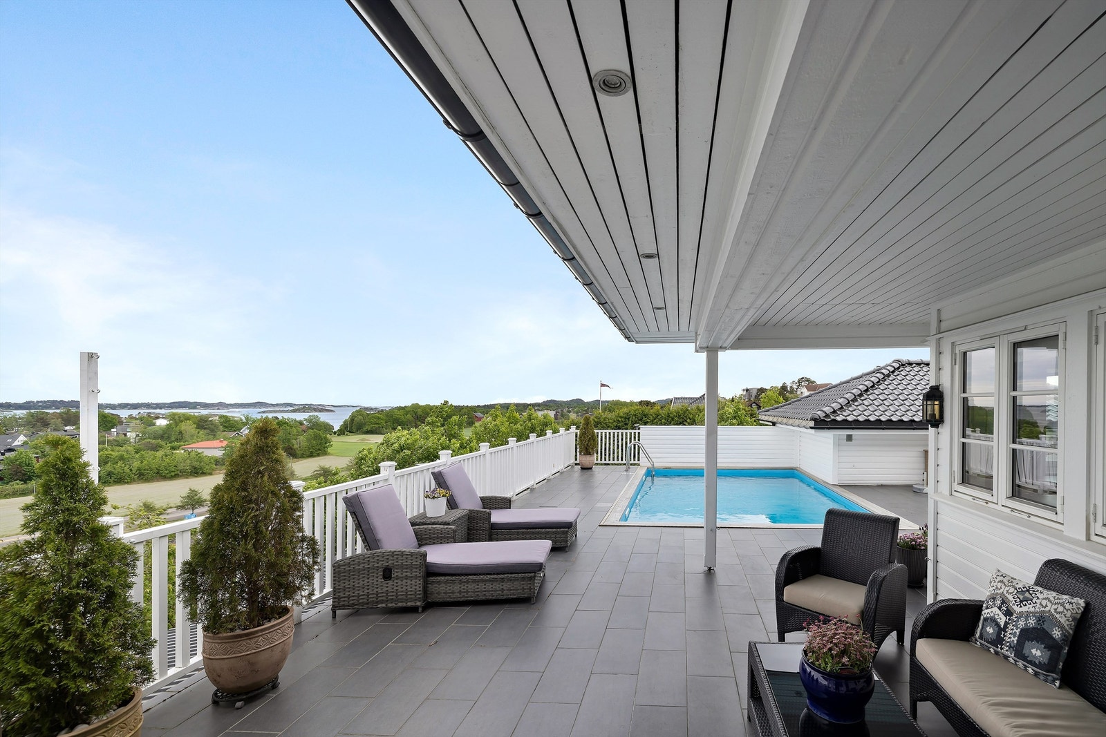 Stor og flott enebolig på 288 kvm bra. Passer for alle typer familier.
Stille, fredelig og barnevennlig bomiljø med kort vei til skole og rekreasjon. Galleribilde