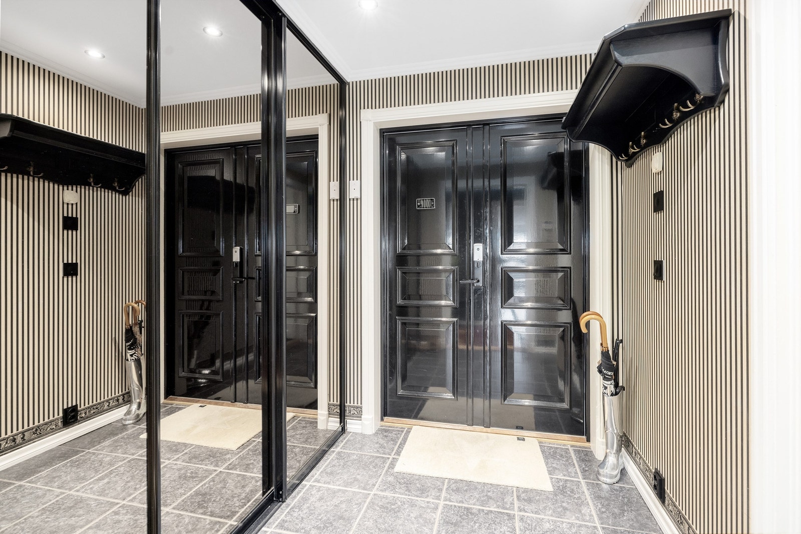 Pen og romslig gang med godt med garderobeplass Galleribilde