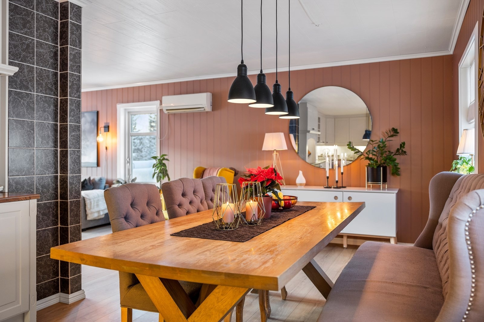 Man har plass til en større spisegruppe i direkte tilknytning til kjøkkenet. Galleribilde