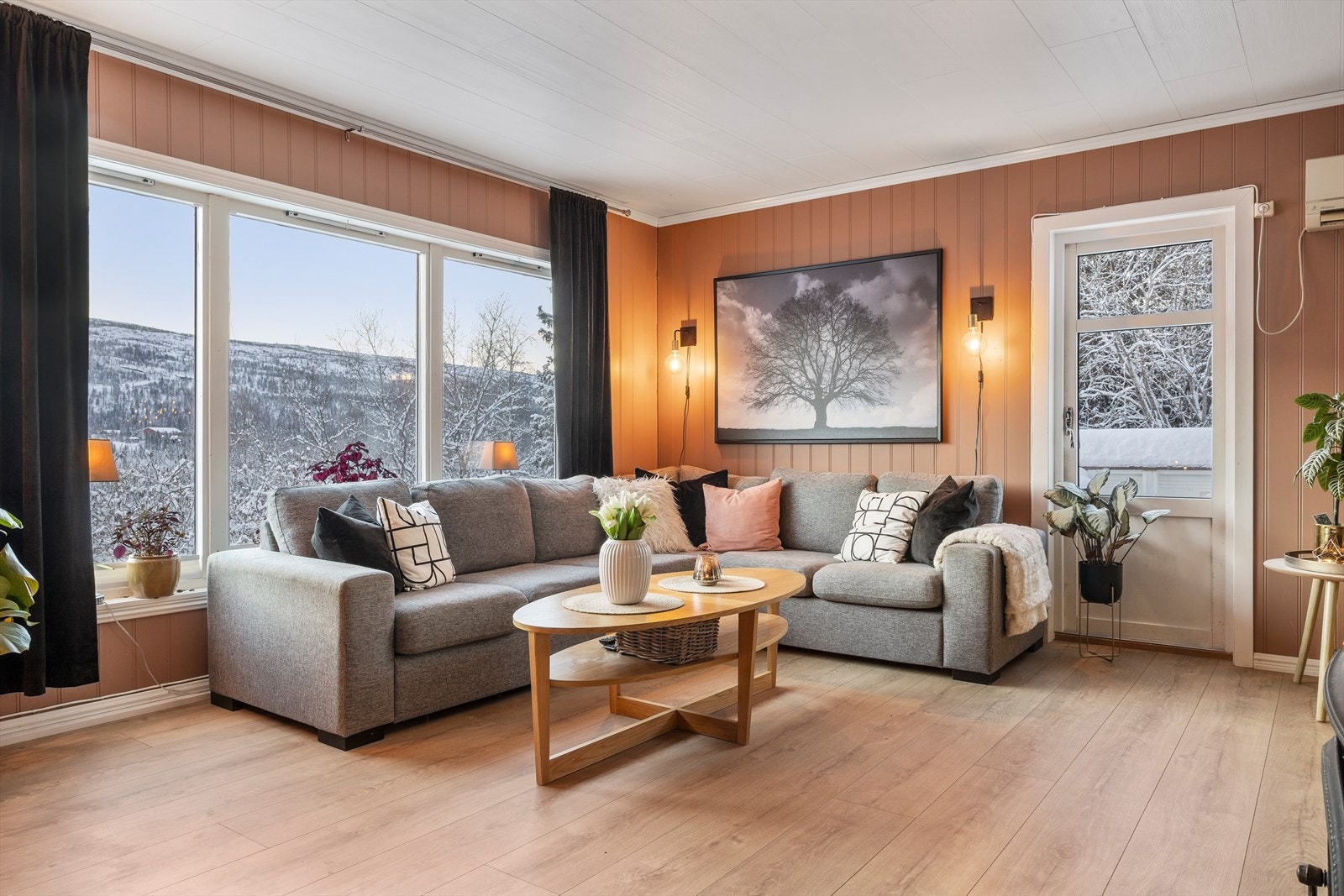 Videre inn fra gangen kommer vi til stuen. Galleribilde