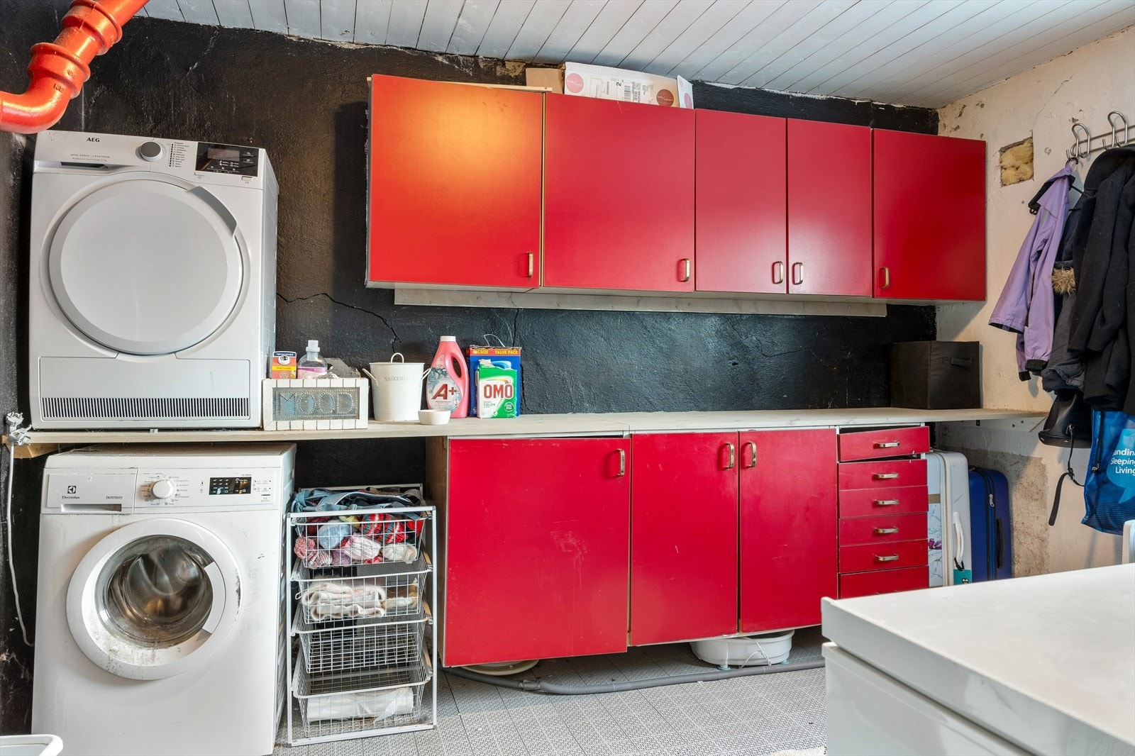 Vaskerommet ligger også i sokkelen. Dette rommet er stort og har masse potensiale. Kanskje dette kan bli ett bad nr. 2? Galleribilde